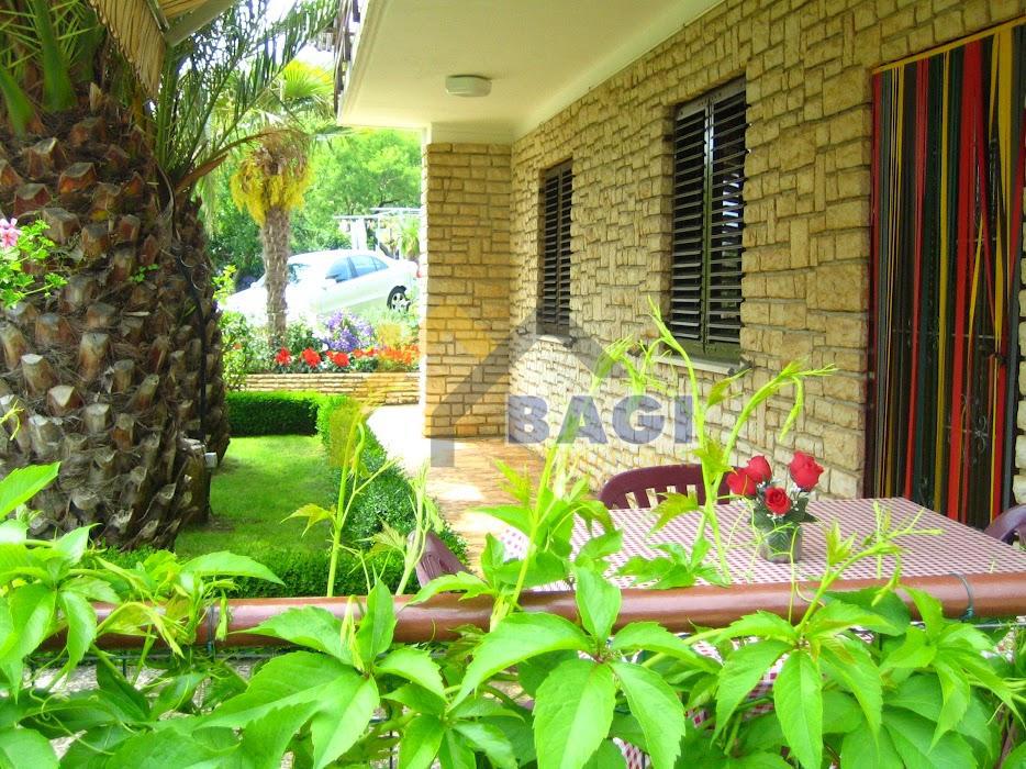 ISTRA - TRI APARTMAJI - VRT 150M2 - TRI PARKIRNA MESTA