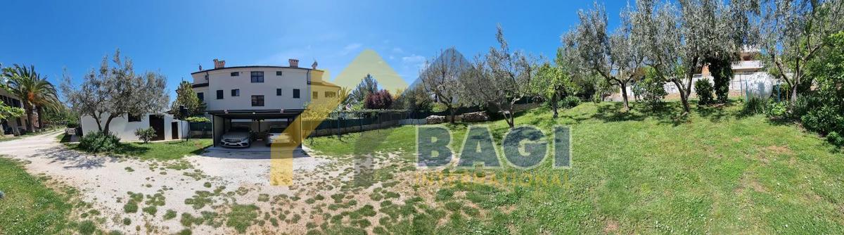ISTRA - TRI APARTMAJI - VRT 150M2 - TRI PARKIRNA MESTA