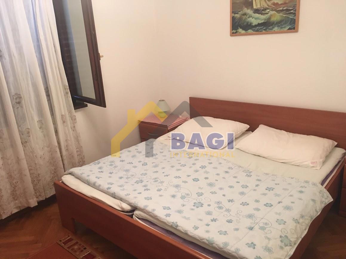 ISTRA - TRI APARTMAJI - VRT 150M2 - TRI PARKIRNA MESTA