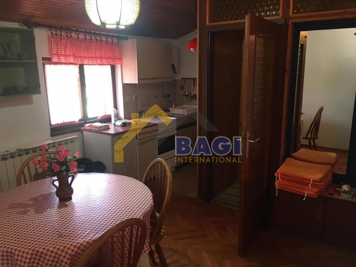 ISTRA - TRI APARTMAJI - VRT 150M2 - TRI PARKIRNA MESTA