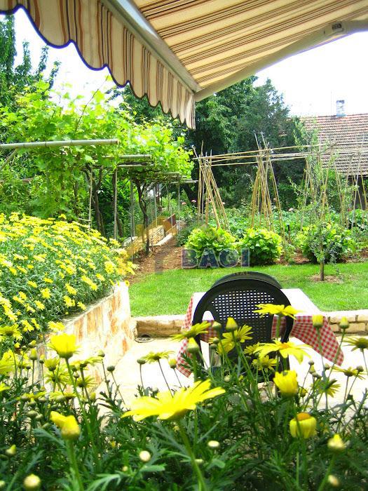 ISTRA - TRI APARTMAJI - VRT 150M2 - TRI PARKIRNA MESTA