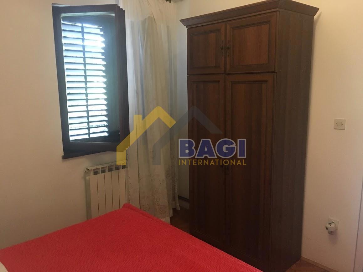 ISTRA - TRI APARTMAJI - VRT 150M2 - TRI PARKIRNA MESTA
