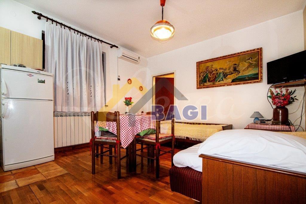 ISTRA - TRI APARTMAJI - VRT 150M2 - TRI PARKIRNA MESTA