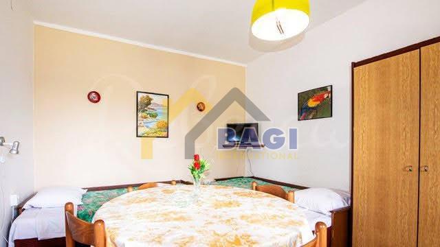 ISTRA - TRI APARTMAJI - VRT 150M2 - TRI PARKIRNA MESTA