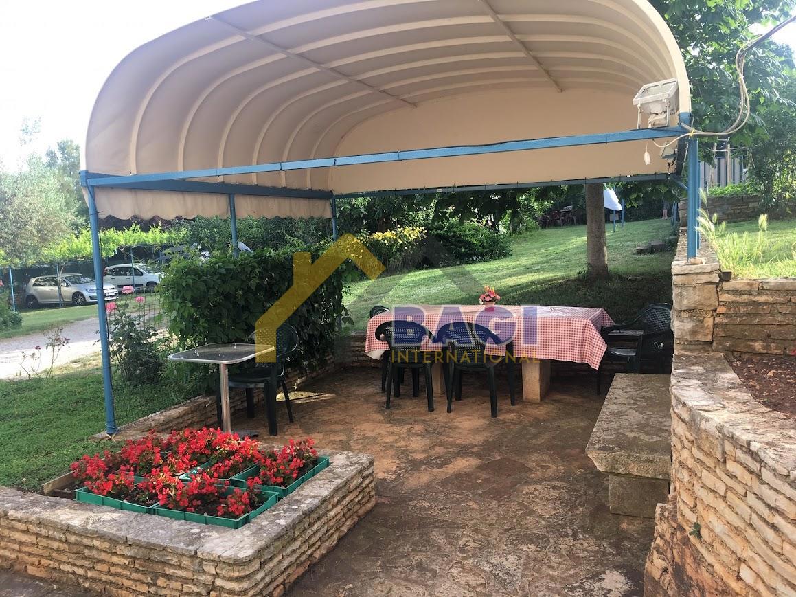 ISTRA - TRI APARTMAJI - VRT 150M2 - TRI PARKIRNA MESTA