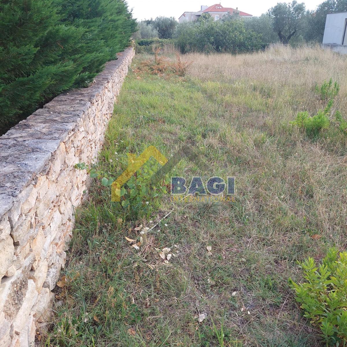Prodaja - gradbeno zemljišče Peroj - kompletna infrastruktura