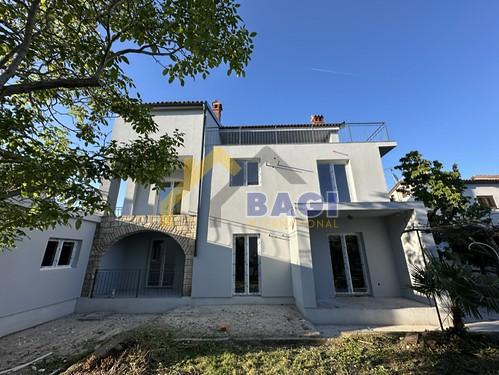 ISTRA - ROVINJ Hiša s tremi stanovanji, investicijska priložnost!