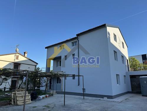 ISTRA - ROVINJ Hiša s tremi stanovanji, investicijska priložnost!