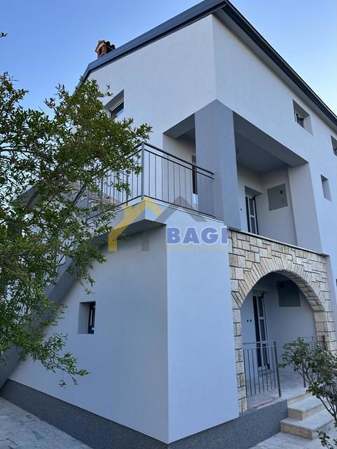 ISTRA - ROVINJ Hiša s tremi stanovanji, investicijska priložnost!