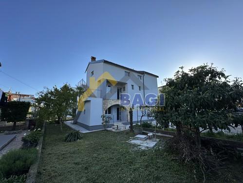 ISTRA - ROVINJ Hiša s tremi stanovanji, investicijska priložnost!