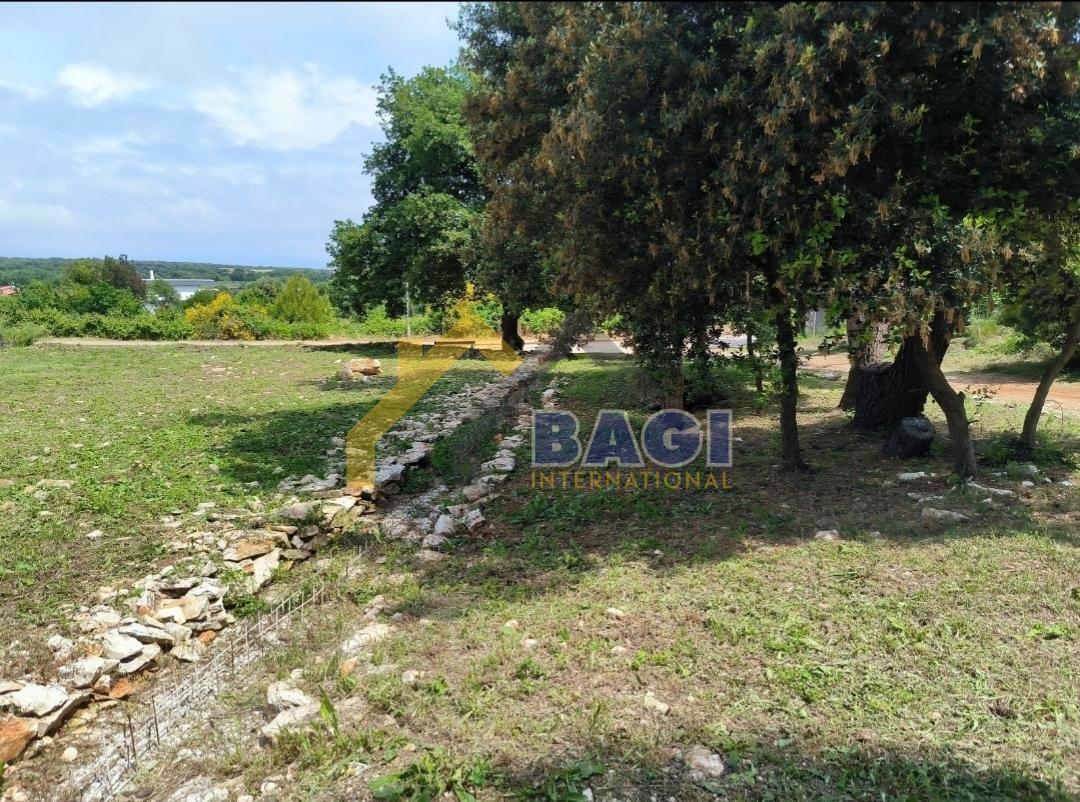 GRADBENIŠKO ZEMLJIŠČE NA VRHUNSKI LOKACIJI Z GRADBENIM DOVOLJENJEM Z RAZGLEDOM 50 M OD MORJA