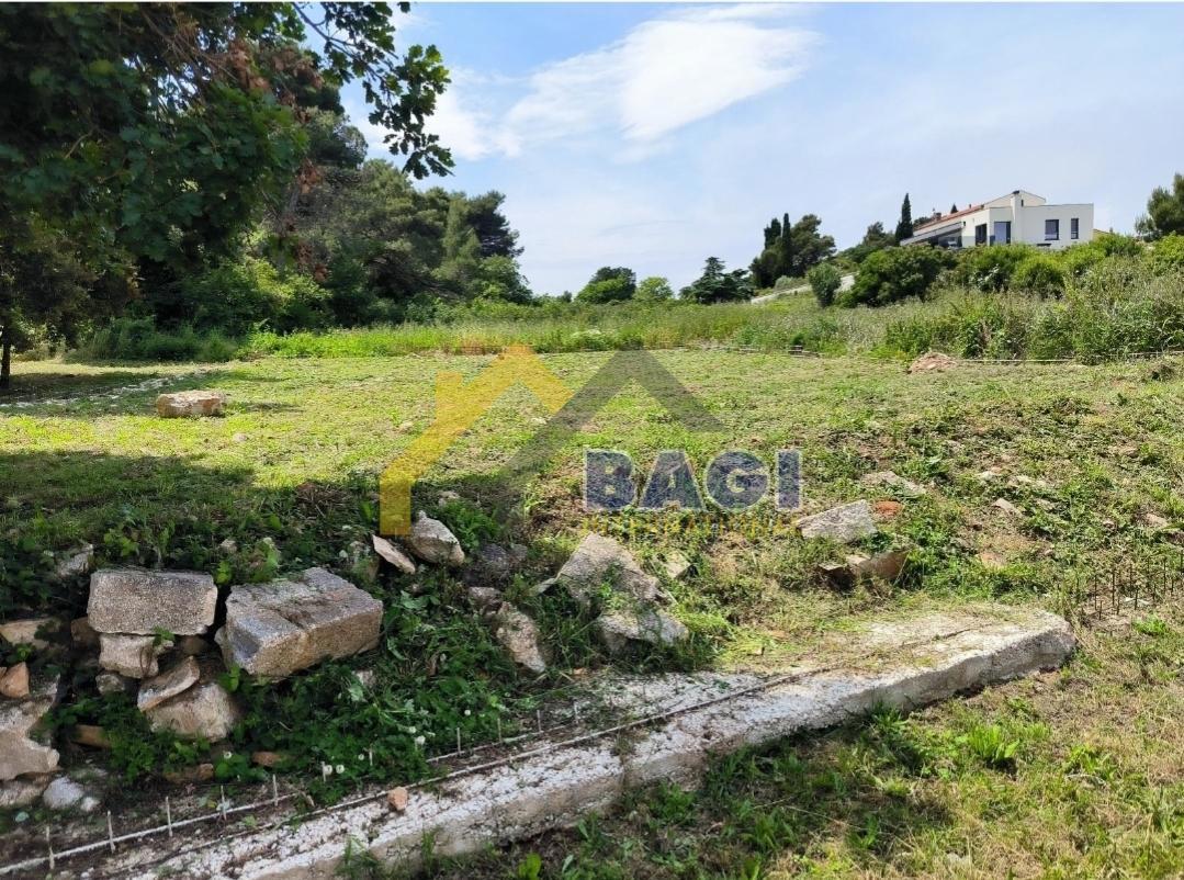 GRADBENIŠKO ZEMLJIŠČE NA VRHUNSKI LOKACIJI Z GRADBENIM DOVOLJENJEM Z RAZGLEDOM 50 M OD MORJA