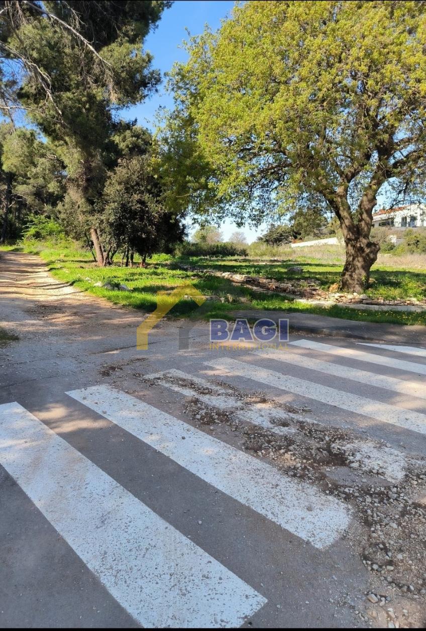 GRADBENIŠKO ZEMLJIŠČE NA VRHUNSKI LOKACIJI Z GRADBENIM DOVOLJENJEM Z RAZGLEDOM 50 M OD MORJA