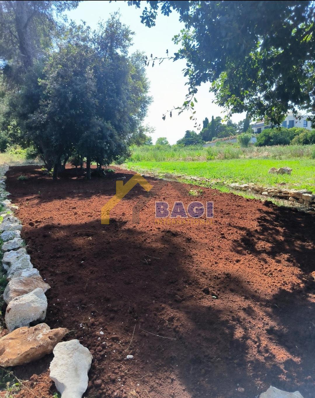 GRADBENIŠKO ZEMLJIŠČE NA VRHUNSKI LOKACIJI Z GRADBENIM DOVOLJENJEM Z RAZGLEDOM 50 M OD MORJA