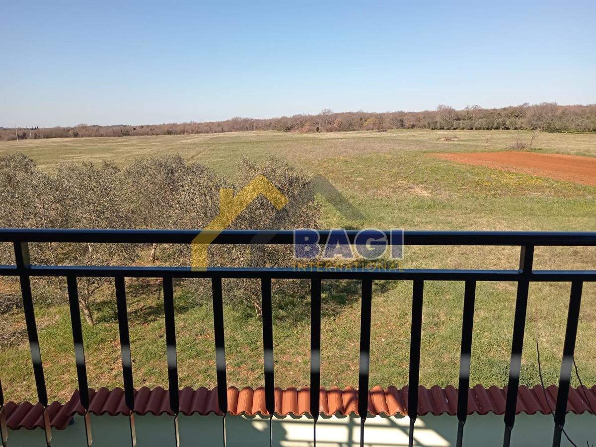 Stanovanje v bližini Pule 85m2 - dve parkirni mesti - skupni vrt