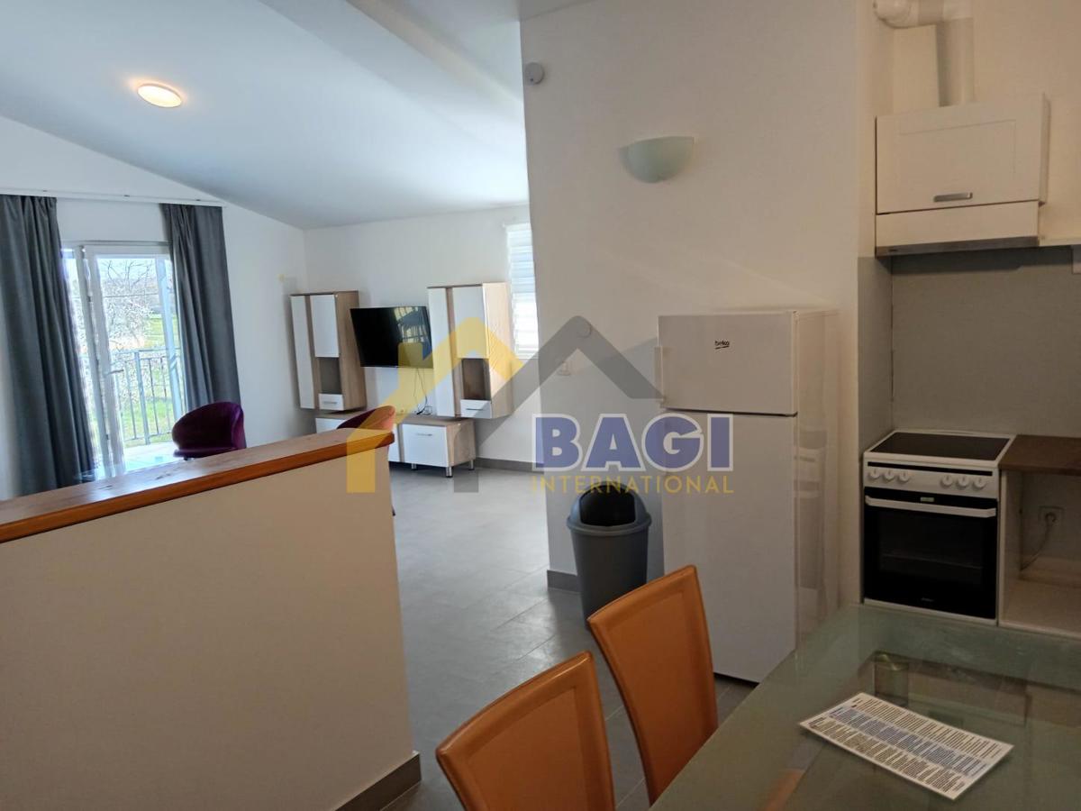 Stanovanje v bližini Pule 85m2 - dve parkirni mesti - skupni vrt