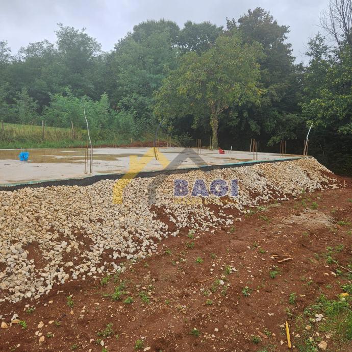 Zemljišče z gradbenim dovoljenjem - SUTIVANAC