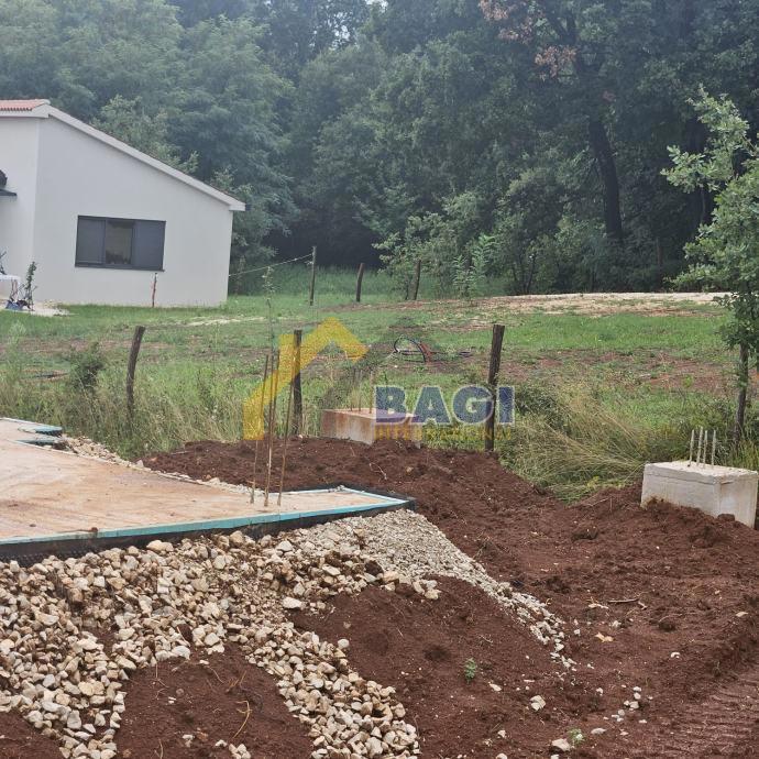 Zemljišče z gradbenim dovoljenjem - SUTIVANAC