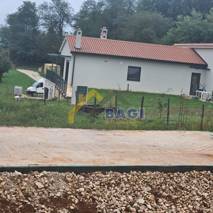 Zemljišče z gradbenim dovoljenjem - SUTIVANAC