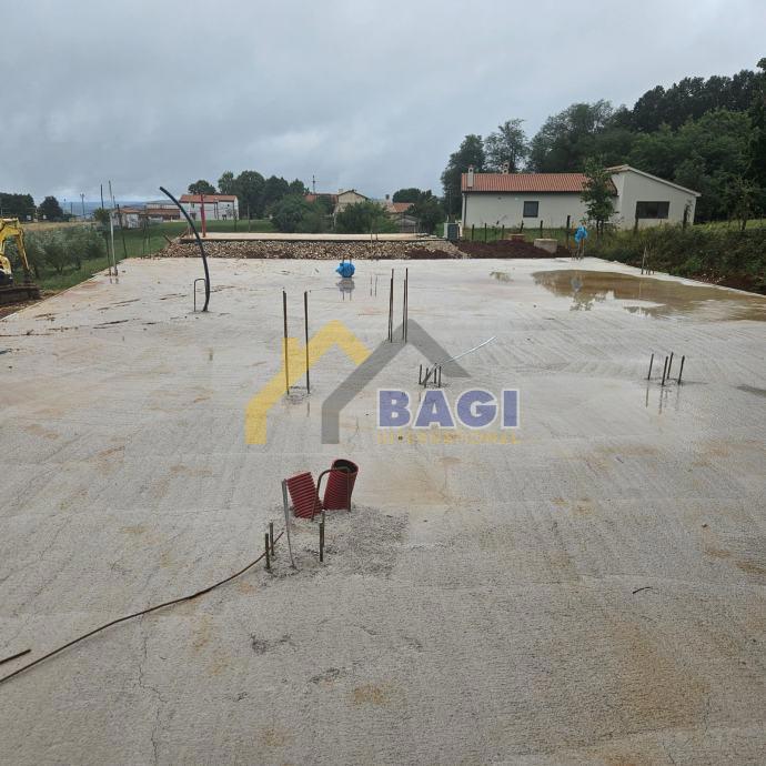 Zemljišče z gradbenim dovoljenjem - SUTIVANAC