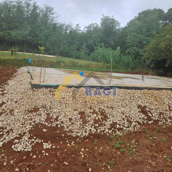 Zemljišče z gradbenim dovoljenjem - SUTIVANAC