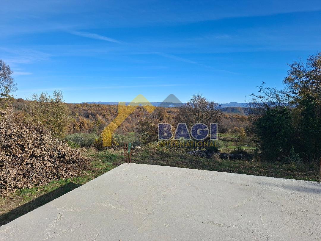 Zazidljivo zemljišče z zgrajenim nadtemeljem – Vižinada