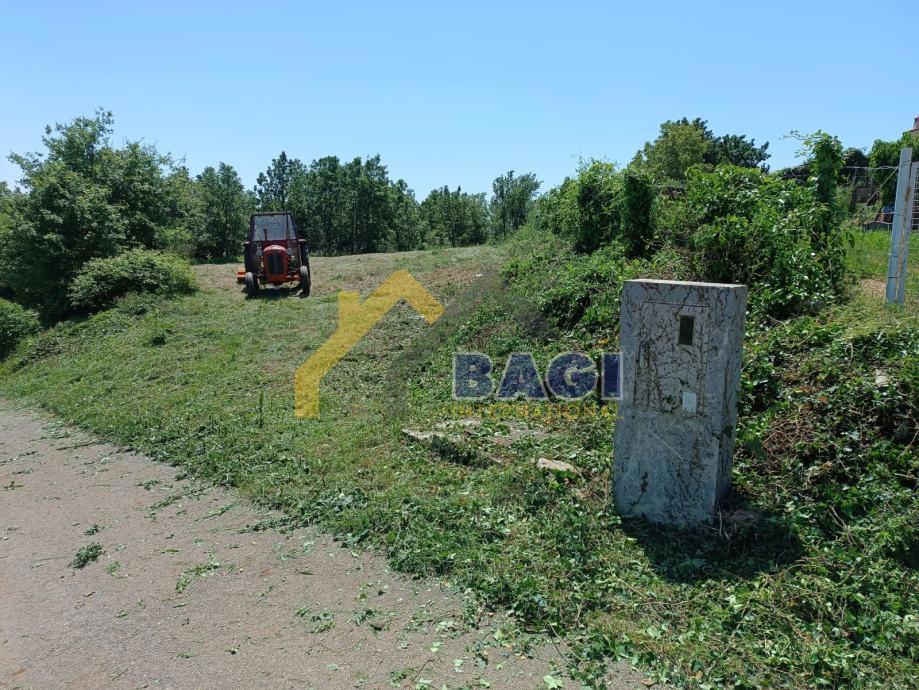 Zazidljivo zemljišče z zgrajenim nadtemeljem – Vižinada