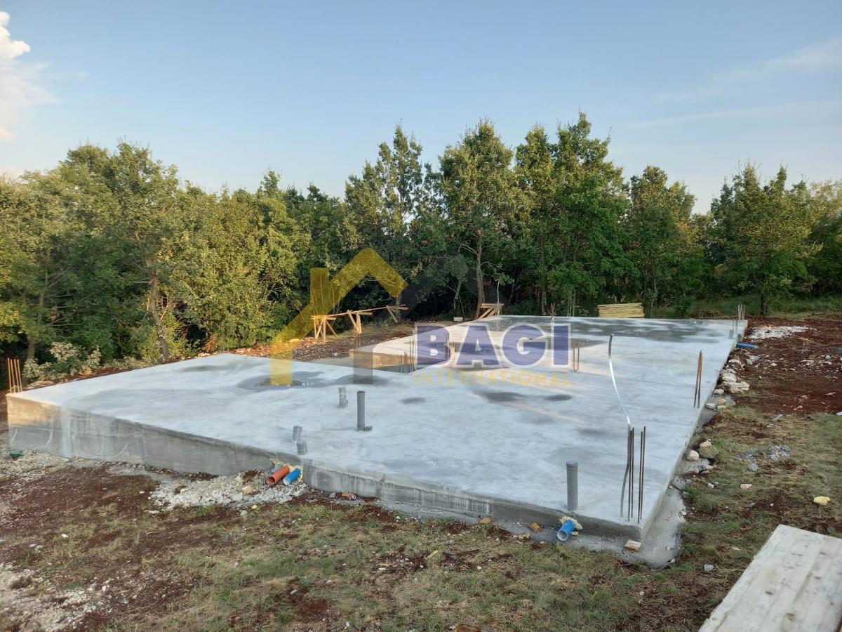 Zazidljivo zemljišče z zgrajenim nadtemeljem – Vižinada