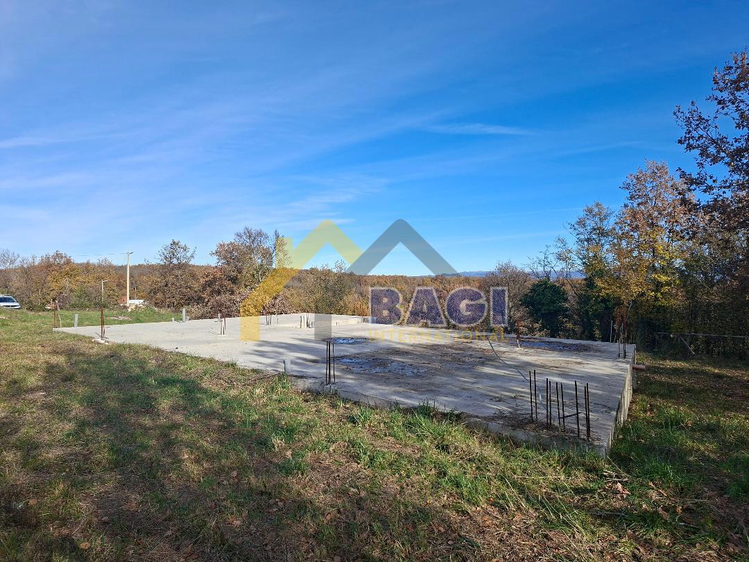 Zazidljivo zemljišče z zgrajenim nadtemeljem – Vižinada