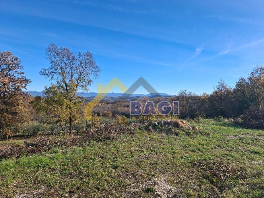 Zazidljivo zemljišče z zgrajenim nadtemeljem – Vižinada