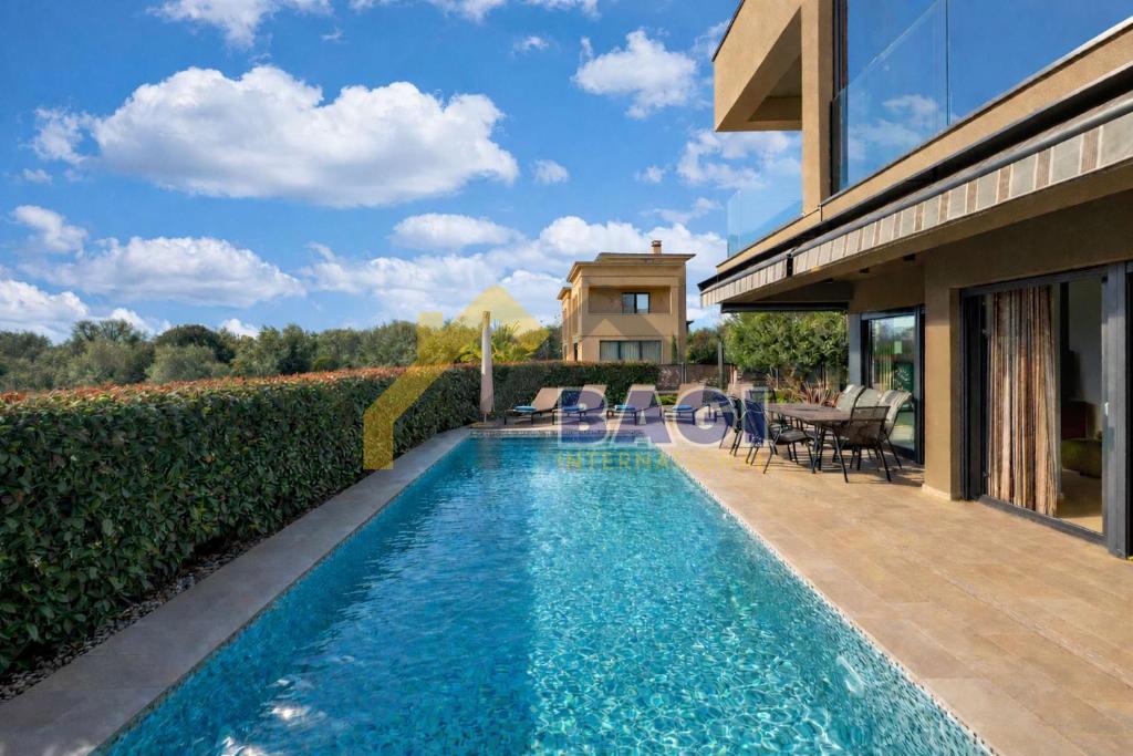 Ekskluzivna vila z bazenom, wellnessom in jacuzzijem – Poreč