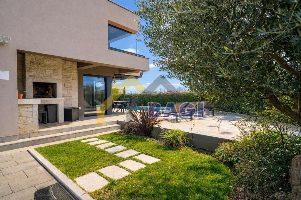 Ekskluzivna vila z bazenom, wellnessom in jacuzzijem – Poreč