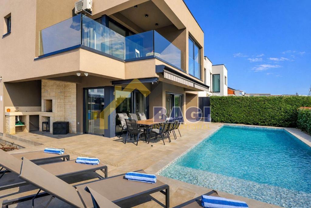 Ekskluzivna vila z bazenom, wellnessom in jacuzzijem – Poreč