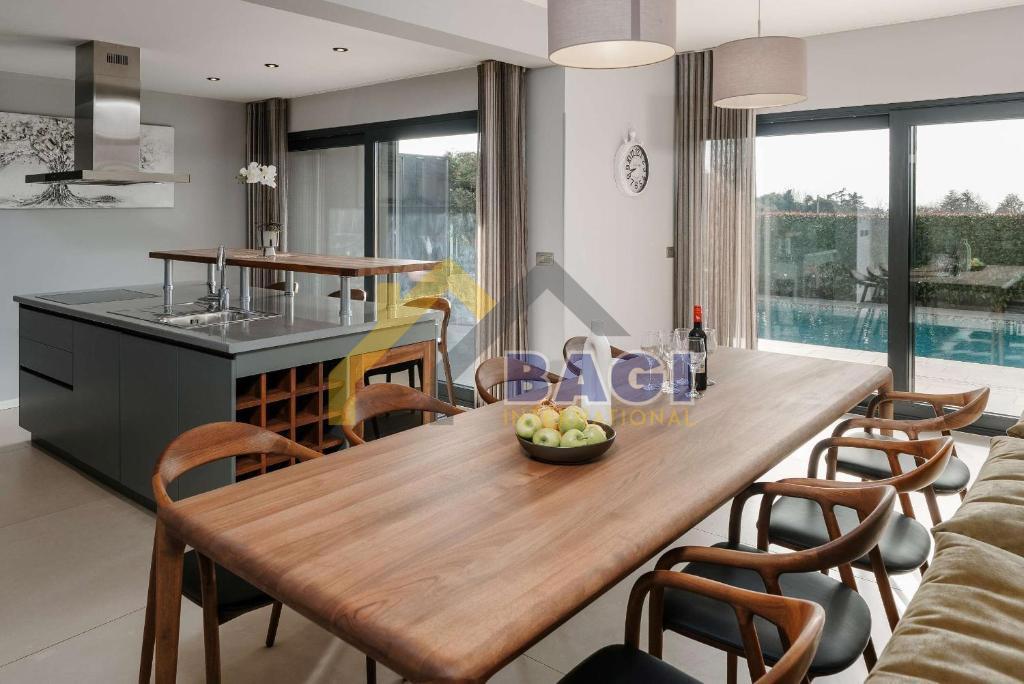 Ekskluzivna vila z bazenom, wellnessom in jacuzzijem – Poreč