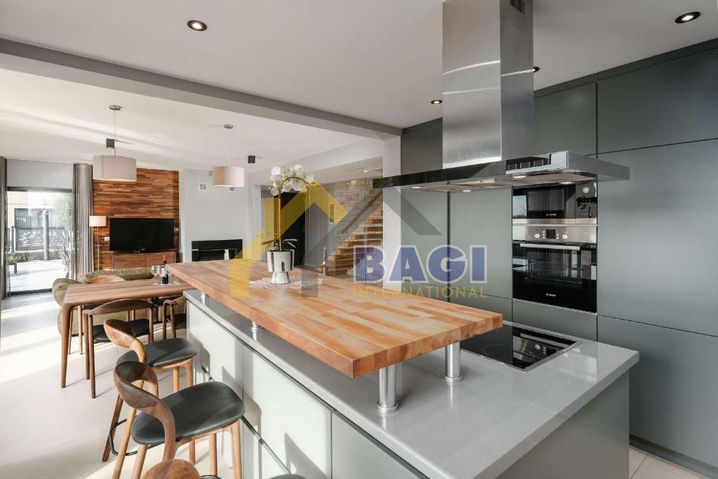 Ekskluzivna vila z bazenom, wellnessom in jacuzzijem – Poreč