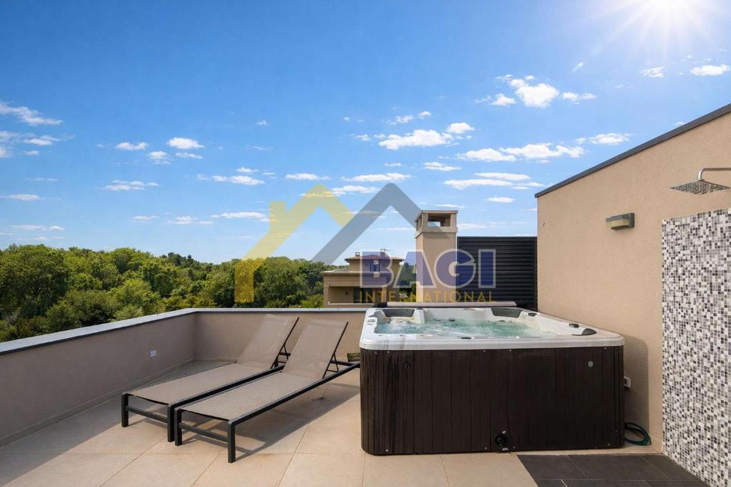 Ekskluzivna vila z bazenom, wellnessom in jacuzzijem – Poreč