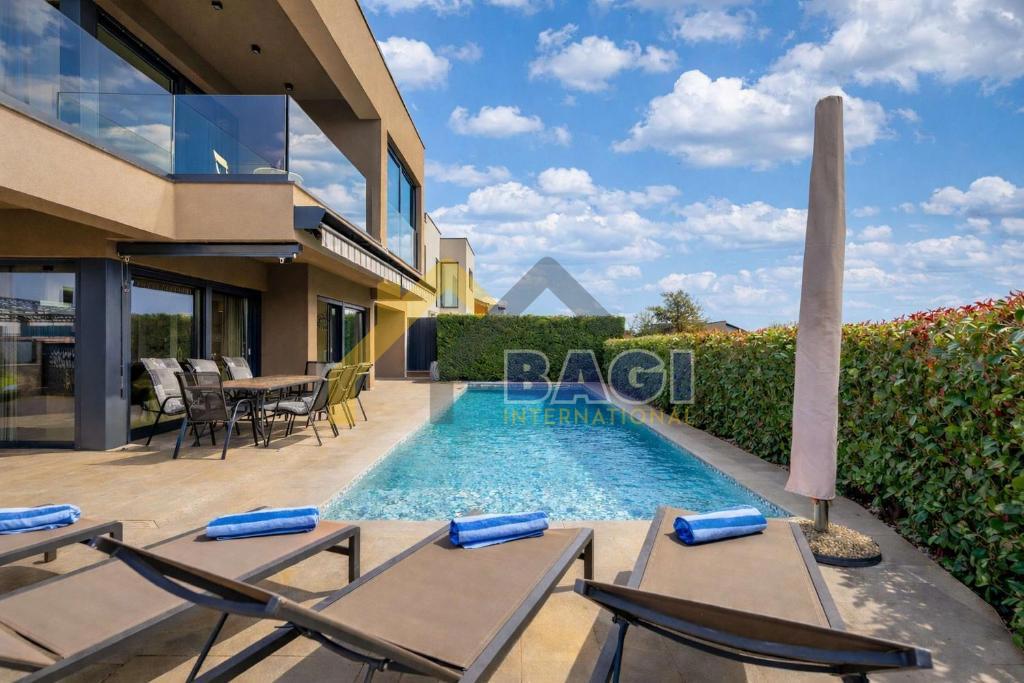 Ekskluzivna vila z bazenom, wellnessom in jacuzzijem – Poreč