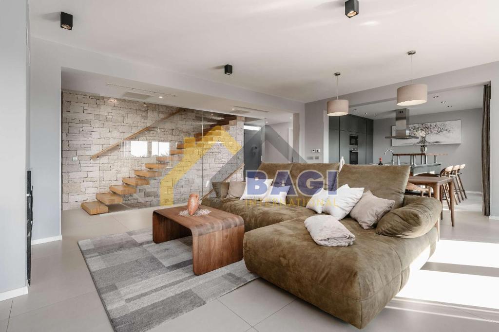 Ekskluzivna vila z bazenom, wellnessom in jacuzzijem – Poreč