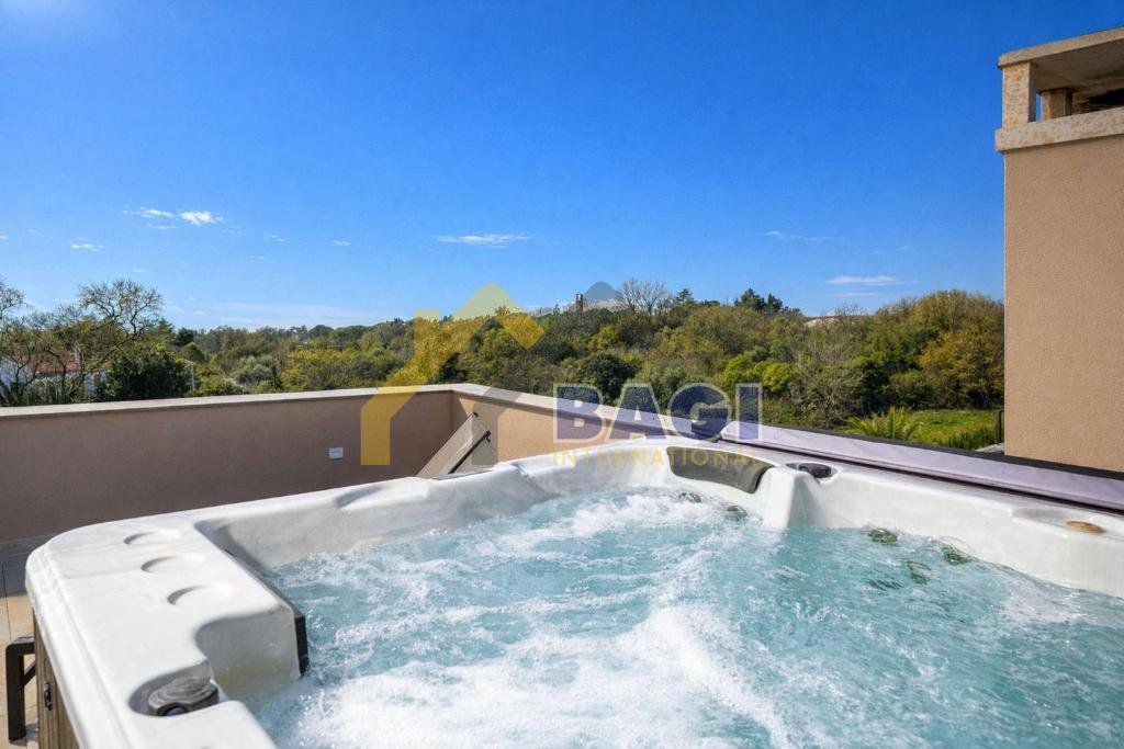 Ekskluzivna vila z bazenom, wellnessom in jacuzzijem – Poreč