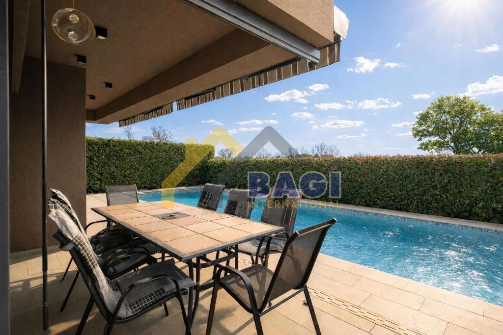 Ekskluzivna vila z bazenom, wellnessom in jacuzzijem – Poreč