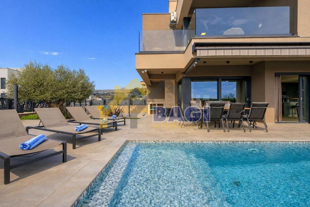 Ekskluzivna vila z bazenom, wellnessom in jacuzzijem – Poreč