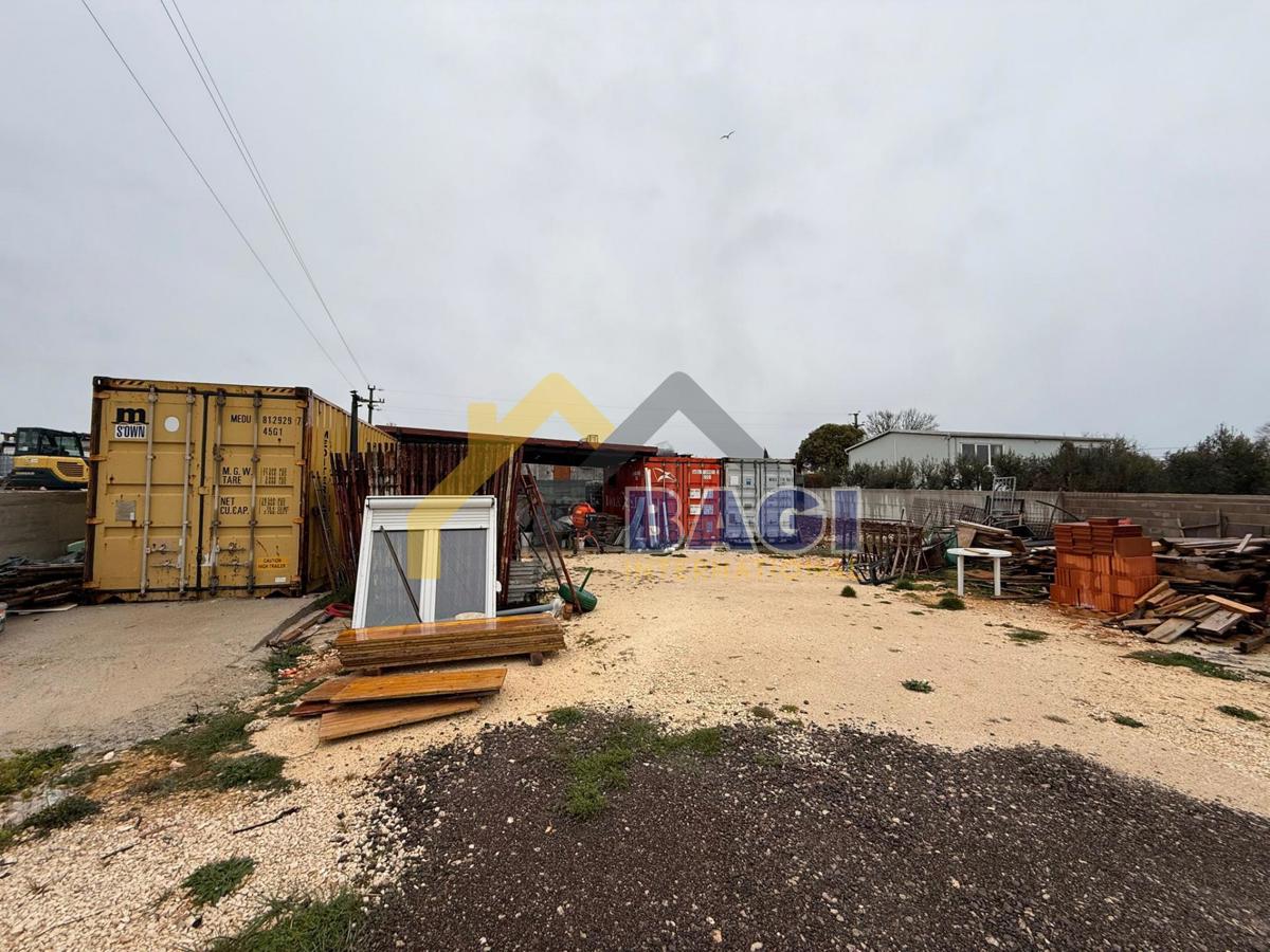 PRILOŽNOST – Parcela z 2 kontejnerjema in nadstreškom za skladiščenje
