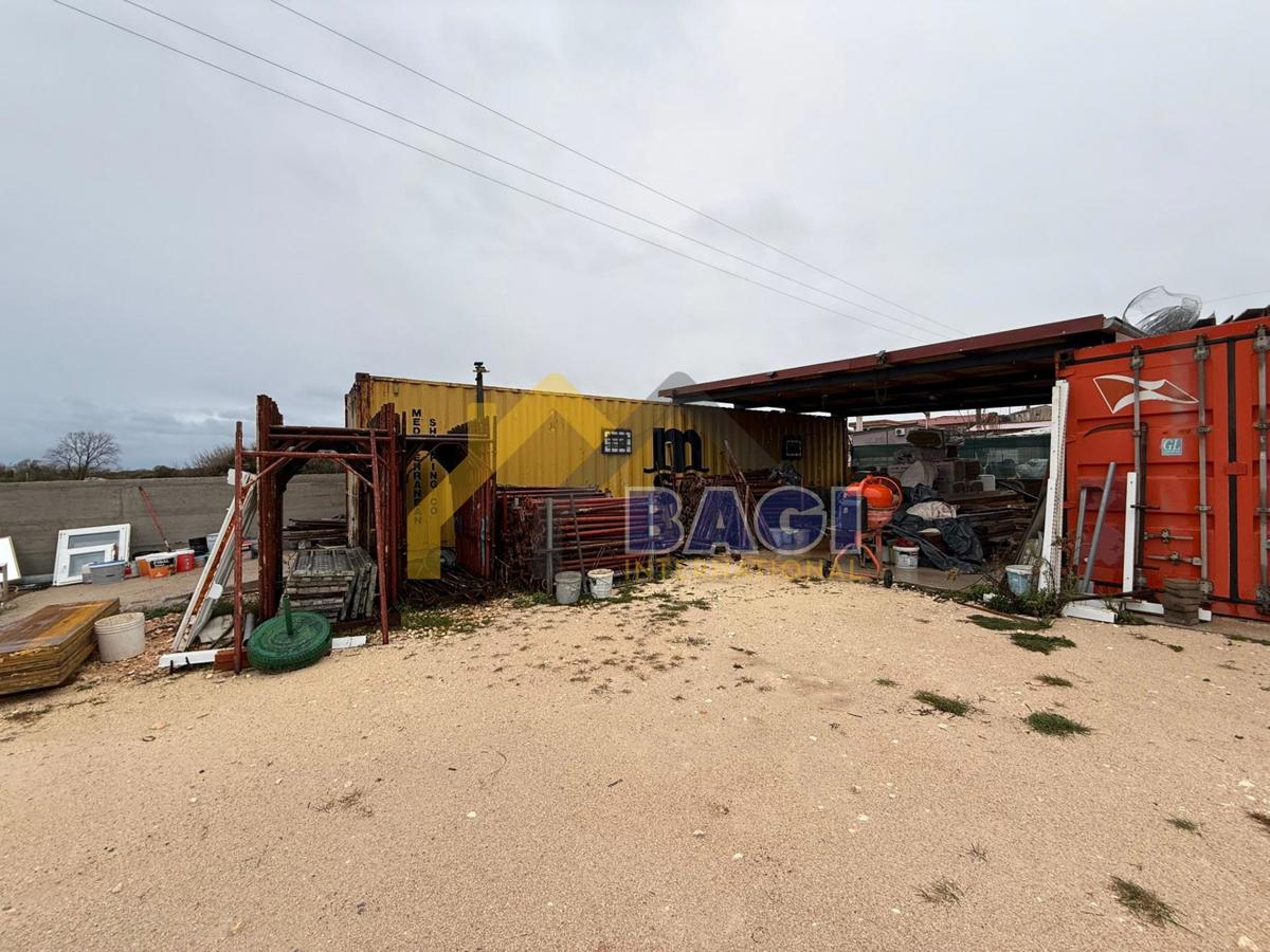 PRILOŽNOST – Parcela z 2 kontejnerjema in nadstreškom za skladiščenje