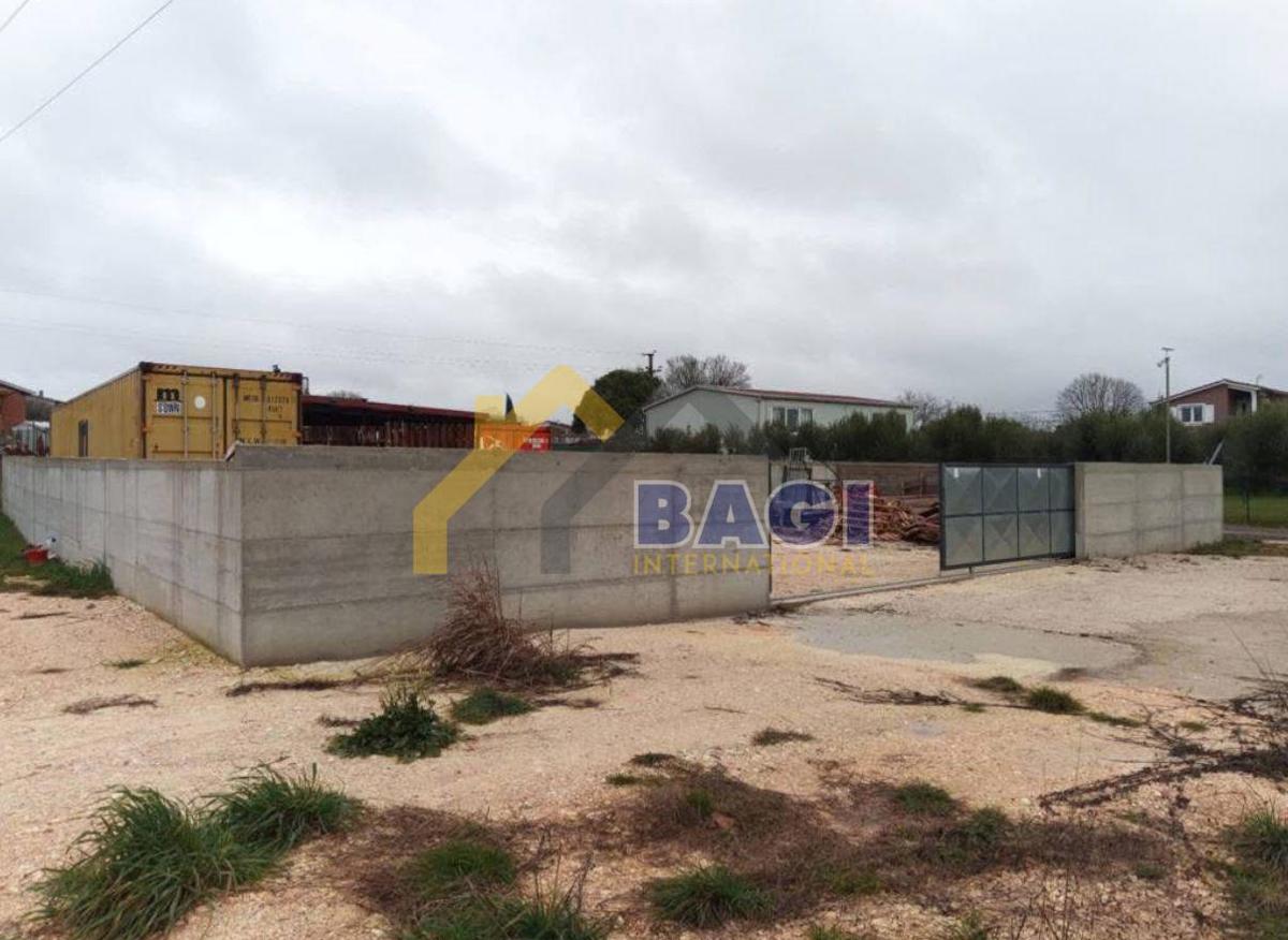 PRILOŽNOST – Parcela z 2 kontejnerjema in nadstreškom za skladiščenje