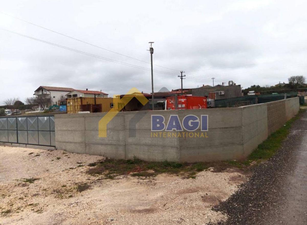 PRILOŽNOST – Parcela z 2 kontejnerjema in nadstreškom za skladiščenje