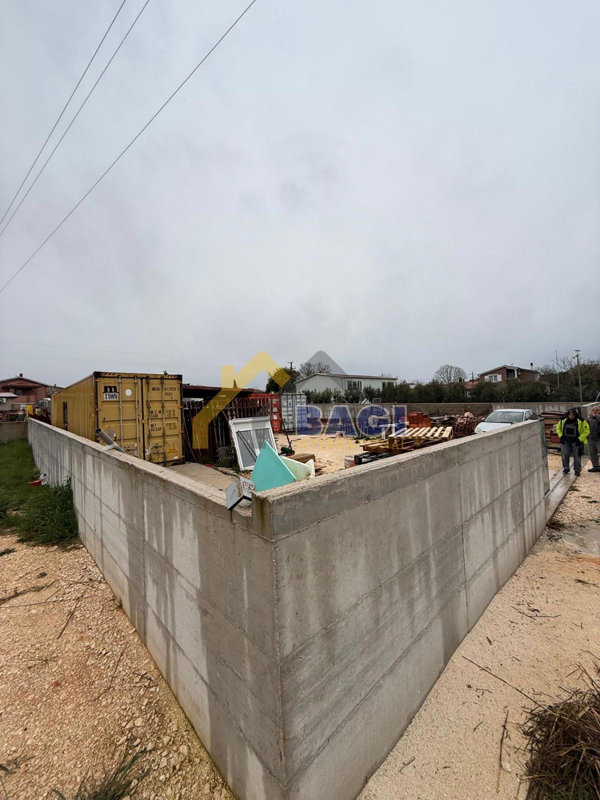 PRILOŽNOST – Parcela z 2 kontejnerjema in nadstreškom za skladiščenje