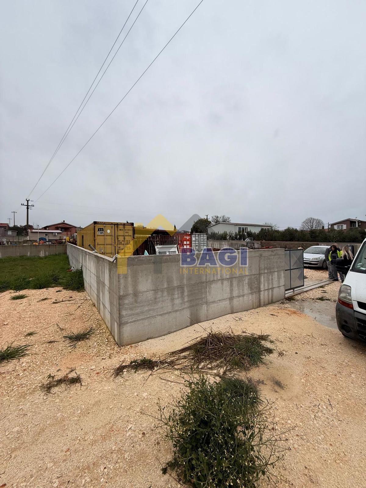 PRILOŽNOST – Parcela z 2 kontejnerjema in nadstreškom za skladiščenje