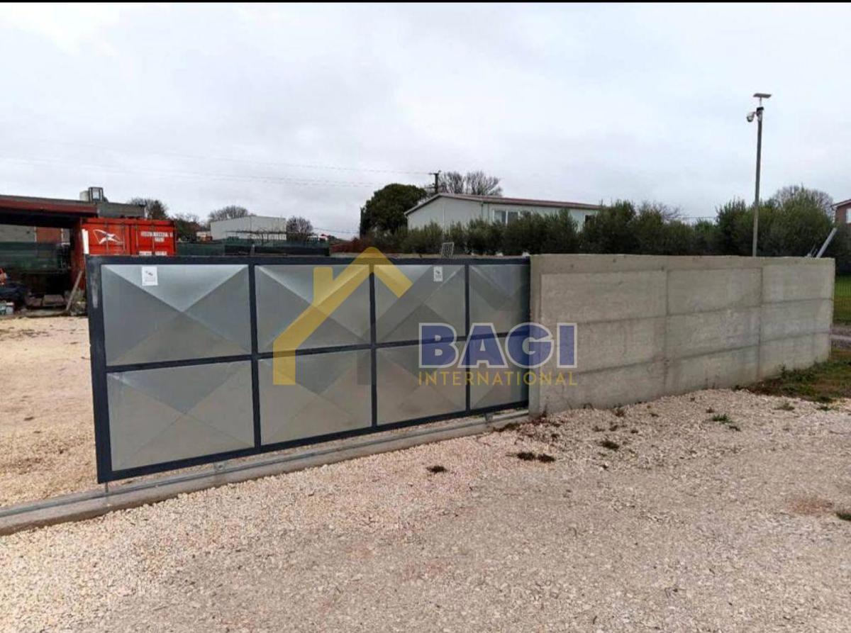 PRILOŽNOST – Parcela z 2 kontejnerjema in nadstreškom za skladiščenje