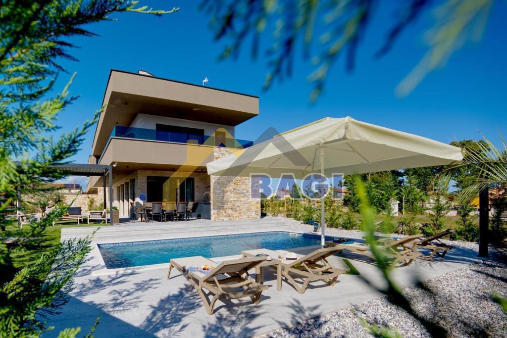 Prodamo-Istra-Luksuzna Vila-Loborika-Marčana