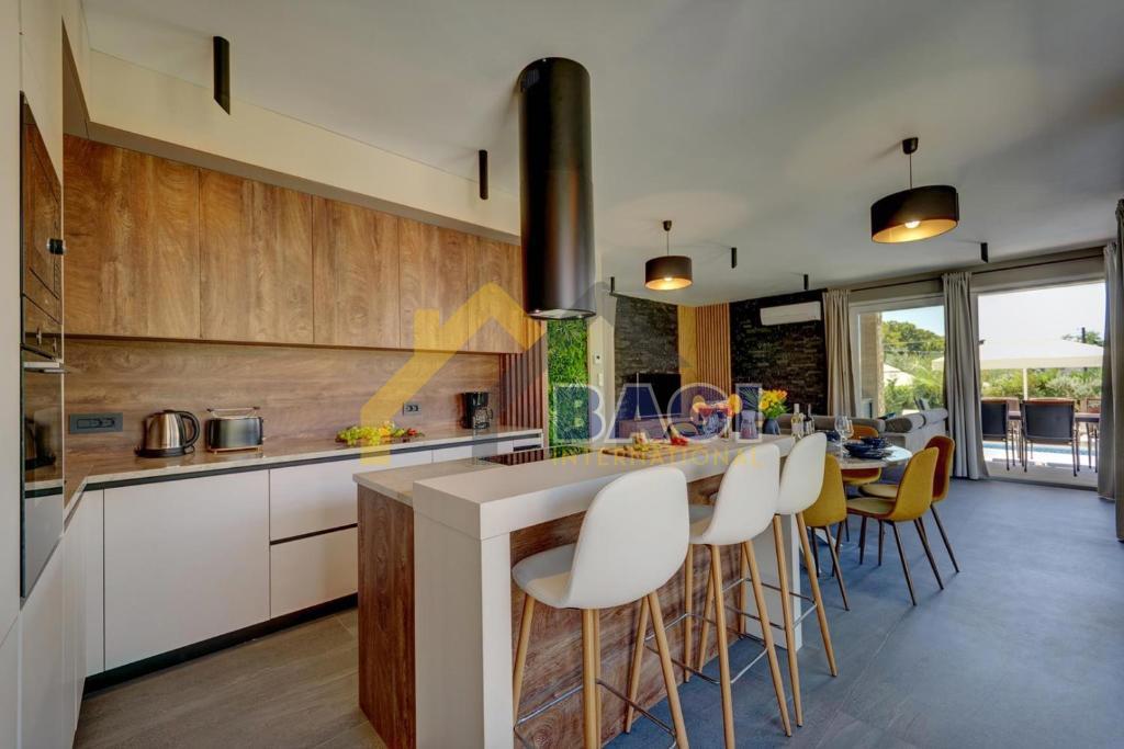 Prodamo-Istra-Luksuzna Vila-Loborika-Marčana